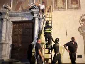 Il recupero, da parte dei Vigili del fuoco, del 13enne bloccato sul cornicione della chiesa di Saint-Étienne ad Aosta