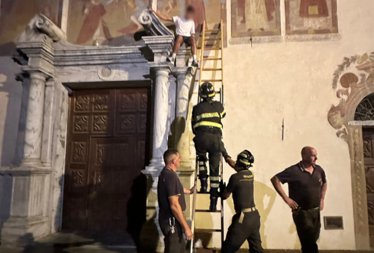 Il recupero, da parte dei Vigili del fuoco, del 13enne bloccato sul cornicione della chiesa di Saint-Étienne ad Aosta