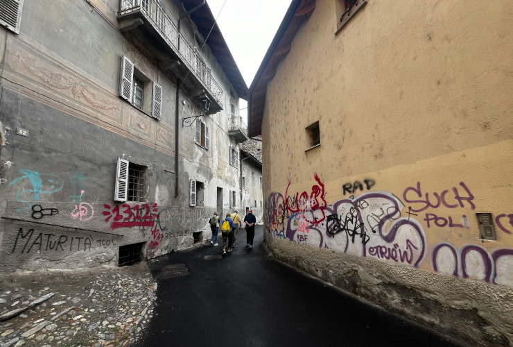 I graffiti e le scritte oscene sui muri delle abitazioni nella zona