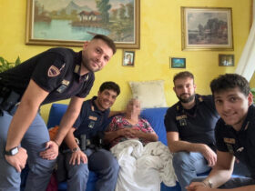 I quattro agenti delle Volanti con la signora Vittoria, nella foto pubblicata dalla Questura di Aosta