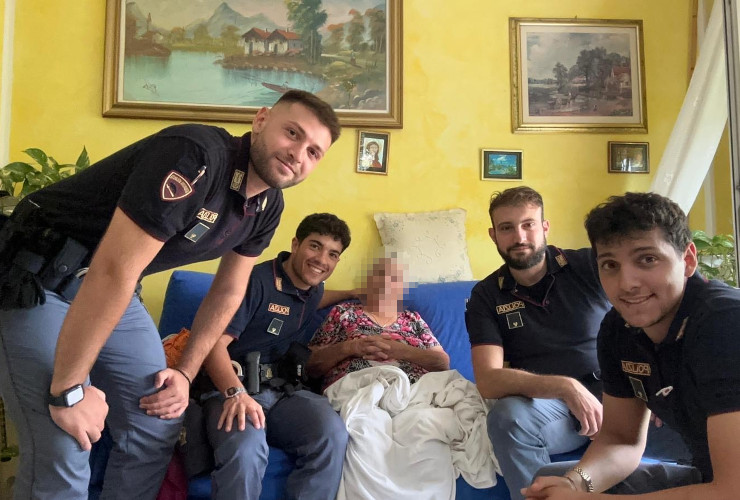 I quattro agenti delle Volanti con la signora Vittoria, nella foto pubblicata dalla Questura di Aosta