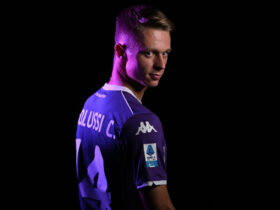 Hans Nicolussi Caviglia con la maglia n. 14 della Fiorentina