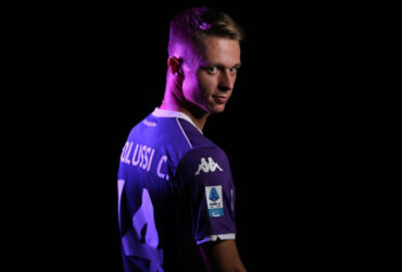 Hans Nicolussi Caviglia con la maglia n. 14 della Fiorentina