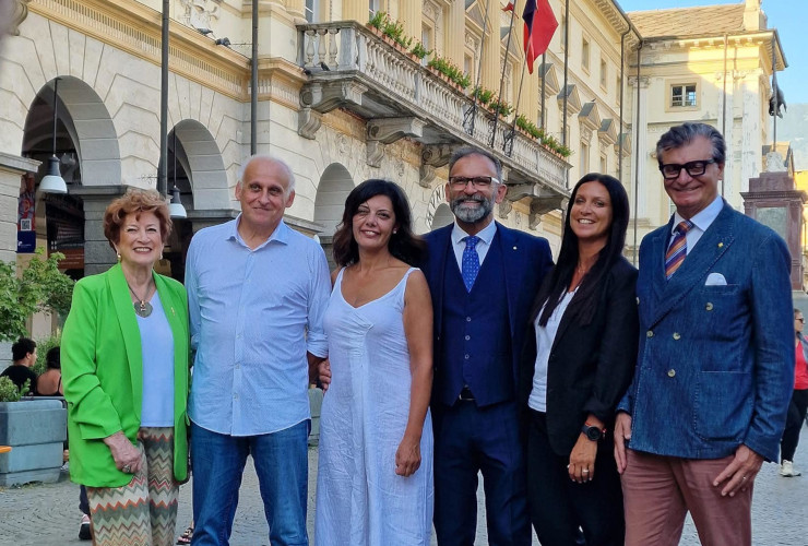 La prima foto di Sonia Furci e Giovanni Girardini insieme a Marialice Boldi, Alberto Zucchi, Emily Rini e Orlando Navarra