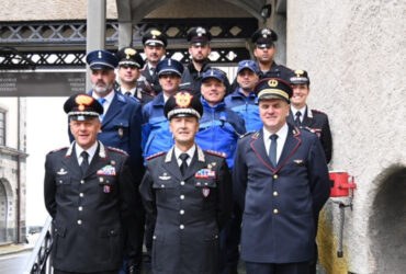Il Generale di Corpo d'Armata, Corpo d'Armata, Riccardo Galletta, con gli ufficiali dell'Arma valdostana al Gran San Bernardo