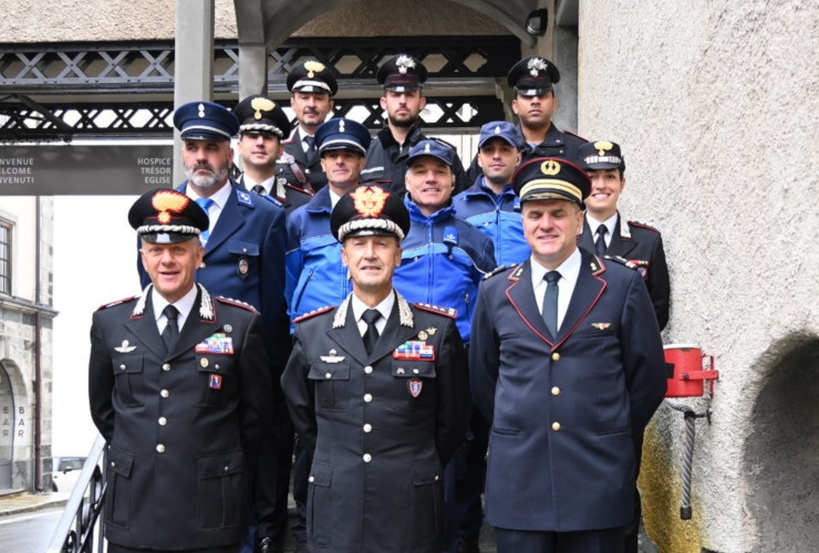 Il Generale di Corpo d'Armata, Corpo d'Armata, Riccardo Galletta, con gli ufficiali dell'Arma valdostana al Gran San Bernardo