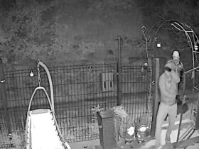 Una coppia di ladri che entra nell'abitazione di Charvensod