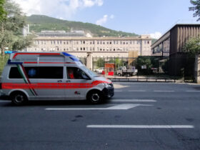 Un'ambulanza corre verso l'ospedale 'Parini' di Aosta