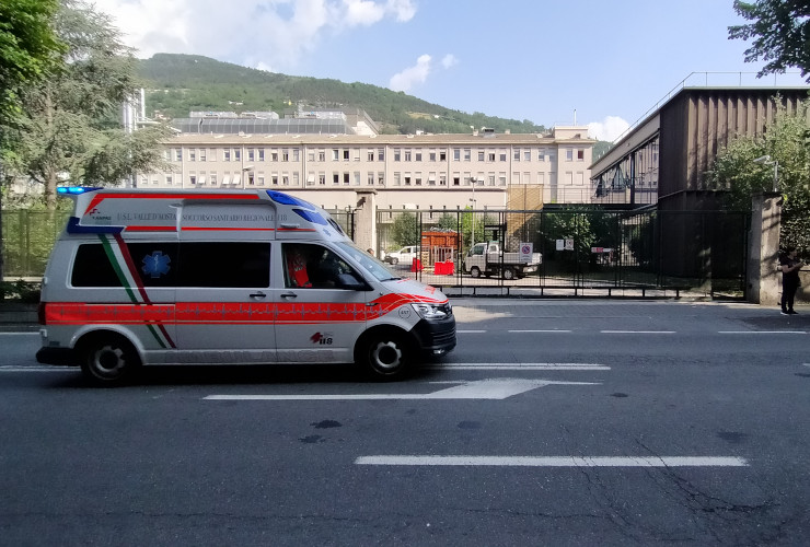 Un'ambulanza corre verso l'ospedale 'Parini' di Aosta