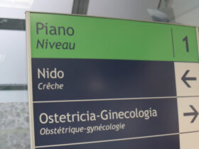 Il cartello del reparto di ostetricia e ginecologia all'interno dell'ospedale 'Beauregard' di Aosta