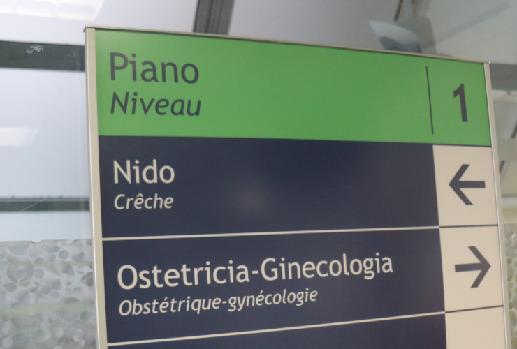 Il cartello del reparto di ostetricia e ginecologia all'interno dell'ospedale 'Beauregard' di Aosta