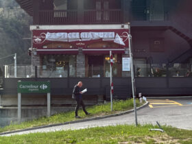 L'insegna coperta della pasticceria Buzzi a Nus