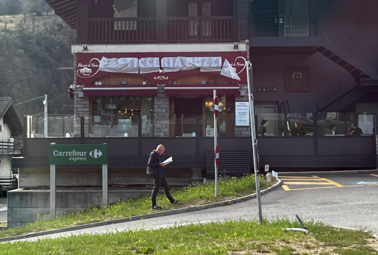 L'insegna coperta della pasticceria Buzzi a Nus