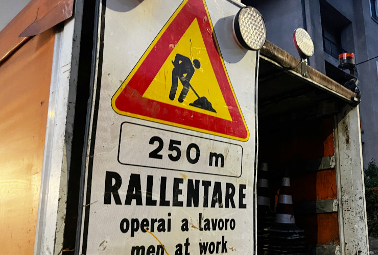 Il retro di un camion utilizzato dagli operai che si occupano di segnaletica stradale