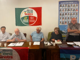 Paolo Ciambi, Paolo Gino, Paolo Meneghini, Chiara Minelli ed Elio Riccarand al tavolo durante l'incontro di Châtillon su CVA organizzato da AVS - Rete Civica VdA