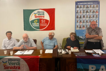 Paolo Ciambi, Paolo Gino, Paolo Meneghini, Chiara Minelli ed Elio Riccarand al tavolo durante l'incontro di Châtillon su CVA organizzato da AVS - Rete Civica VdA