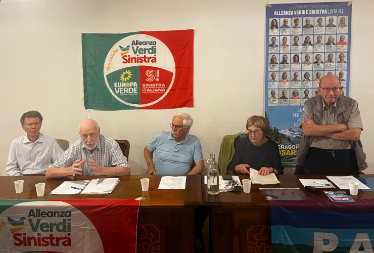 Paolo Ciambi, Paolo Gino, Paolo Meneghini, Chiara Minelli ed Elio Riccarand al tavolo durante l'incontro di Châtillon su CVA organizzato da AVS - Rete Civica VdA