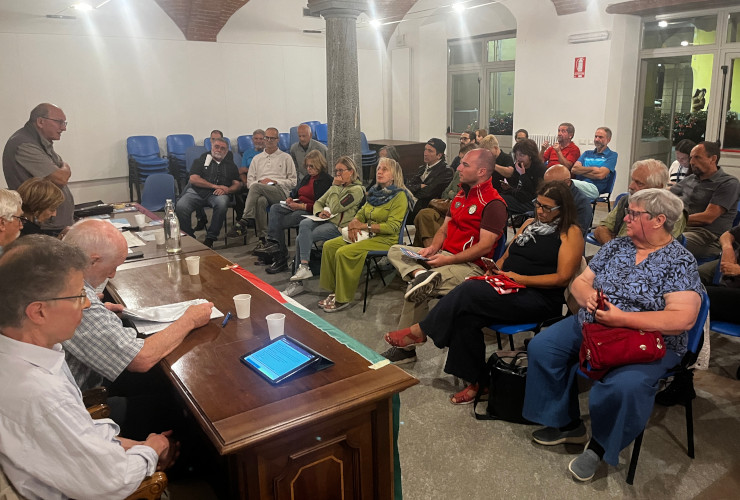 Il pubblico presente all'incontro di Châtillon su CVA organizzato da AVS - Rete Civica VdA