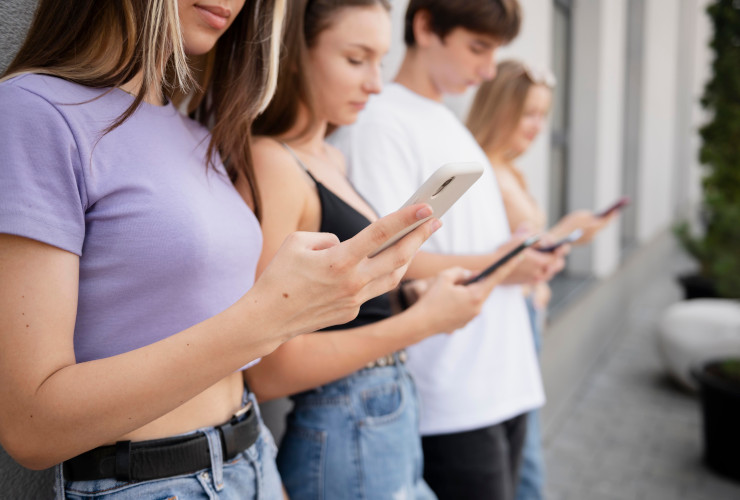 Ragazzi con lo smartphone