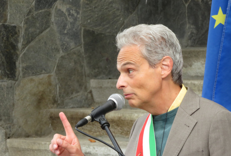 Il sindaco di Aosta, Gianni Nuti, durante il suo discorso