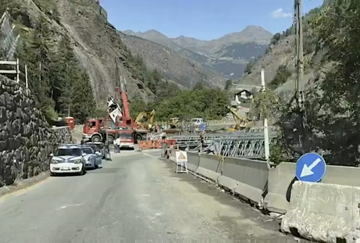 Le operazioni di recupero del furgone caduto nel cantiere del ponte di Chevril