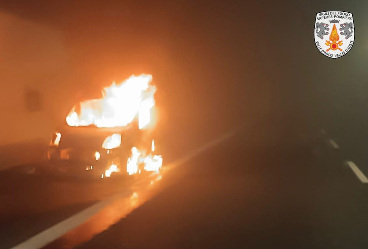 Il furgone tra le fiamme dentro la galleria dell'autostrada A5