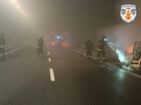 I Vigili del fuoco all'opera nella galleria per spegnere l'incendio del furgone