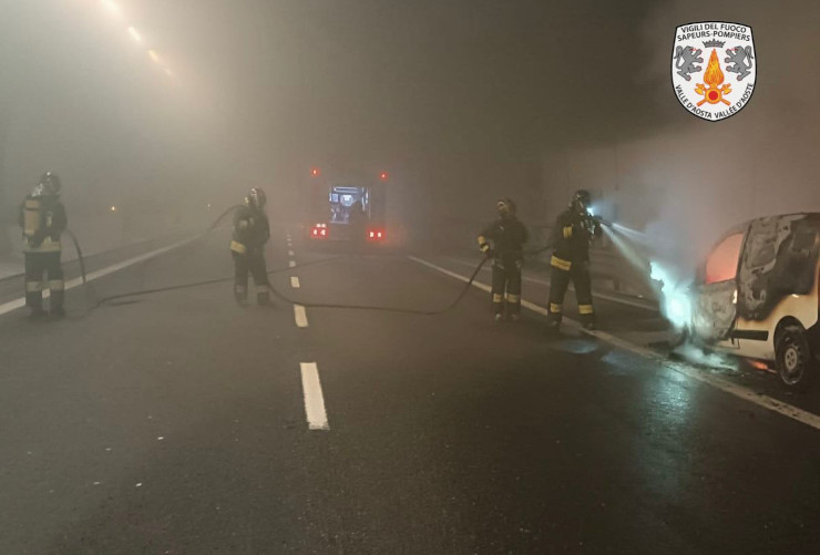 I Vigili del fuoco all'opera nella galleria per spegnere l'incendio del furgone