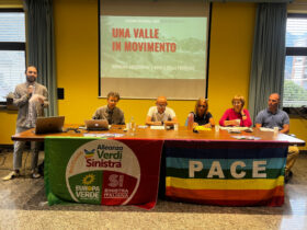 Il tavolo dei relatori del secondo incontro tematico di AVS - Rete Civica VdA: Andrea Campotaro, Paolo Ciambi, Valter Milano, Filomena D'Aprile, Chiara Minelli e Alessandro Paini