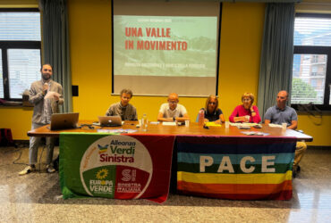 Il tavolo dei relatori del secondo incontro tematico di AVS - Rete Civica VdA: Andrea Campotaro, Paolo Ciambi, Valter Milano, Filomena D'Aprile, Chiara Minelli e Alessandro Paini