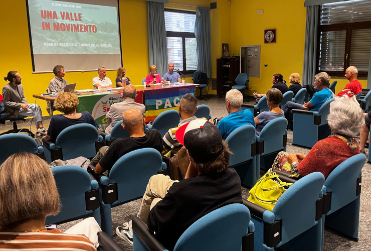 Il pubblico presente a Verrès ascolta l'intervento della consigliera regionale Chiara Minelli