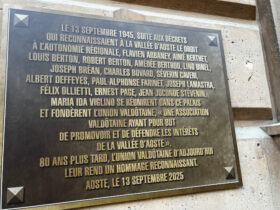 La targa commemorativa dell'80esimo di fondazione dell'Union Valdôtaine