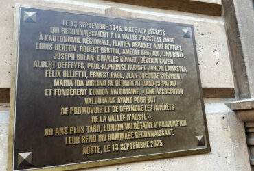 La targa commemorativa dell'80esimo di fondazione dell'Union Valdôtaine
