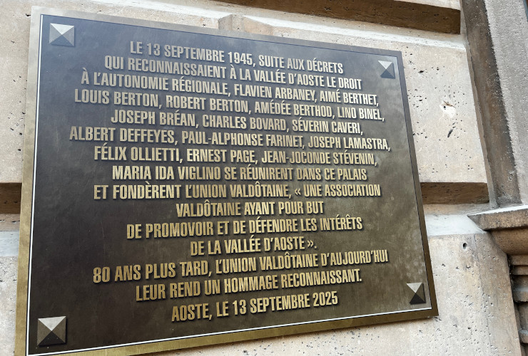 La targa commemorativa dell'80esimo di fondazione dell'Union Valdôtaine