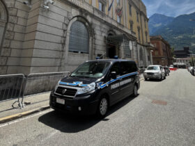 Il cellulare davanti al tribunale di Aosta durante il processo a Shoaib Teima