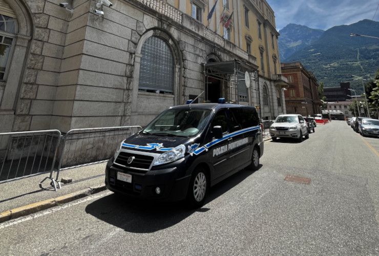 Il cellulare davanti al tribunale di Aosta durante il processo a Shoaib Teima