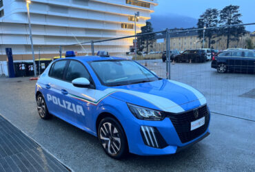 Un'auto della Polizia ad Aosta