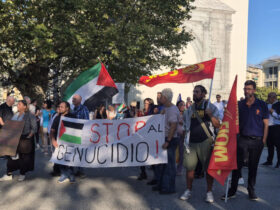 Manifestanti al presidio della Cgil VdA per Gaza