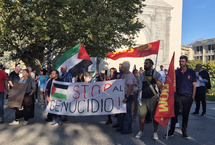 Manifestanti al presidio della Cgil VdA per Gaza
