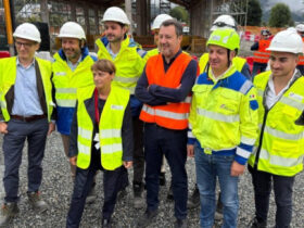 Matteo Salvini nel cantiere di Donnas con il personale di RFI