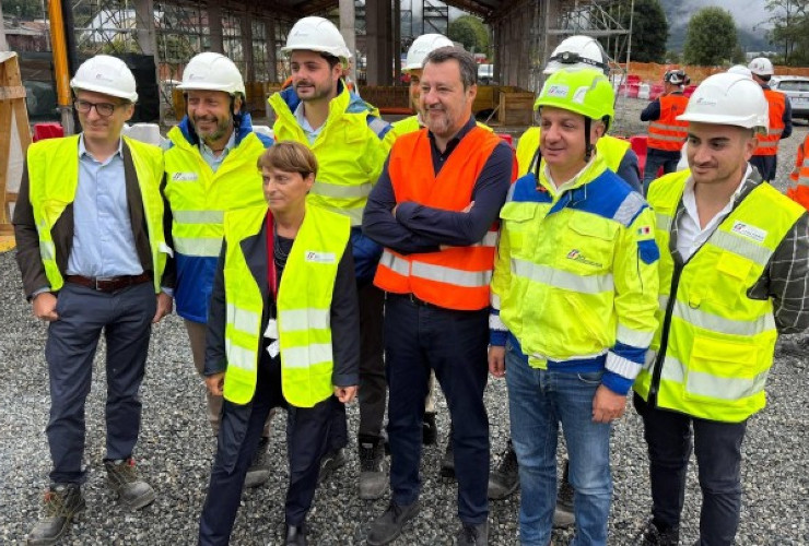 Matteo Salvini nel cantiere di Donnas con il personale di RFI