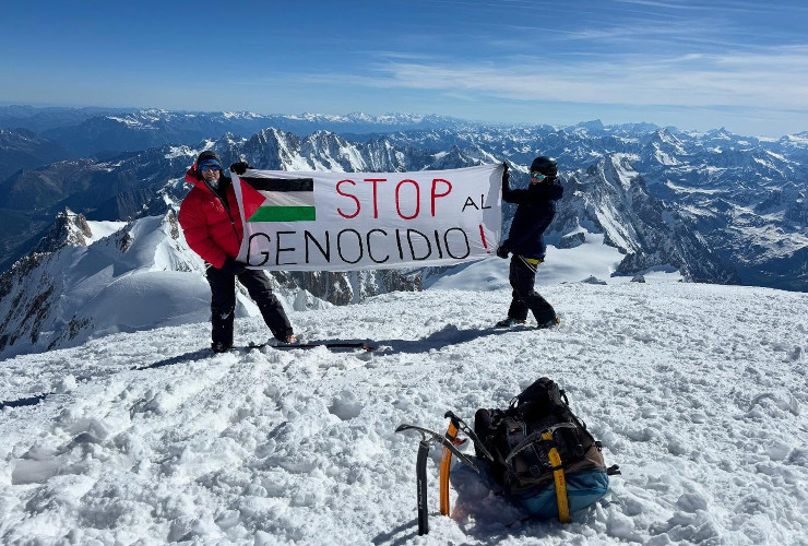 Lo striscione 'Stop al genocidio' sul Monte Bianco di Roberto Rossi