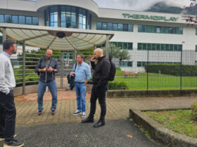 I sindacalisti valdostani all'uscita dell'assemblee alla Thermoplay di Pont-Saint-Martin