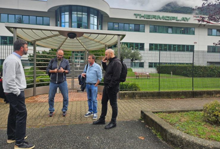 I sindacalisti valdostani all'uscita dell'assemblee alla Thermoplay di Pont-Saint-Martin