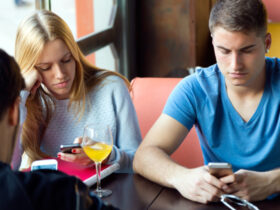 Adolescenti con lo smartphone