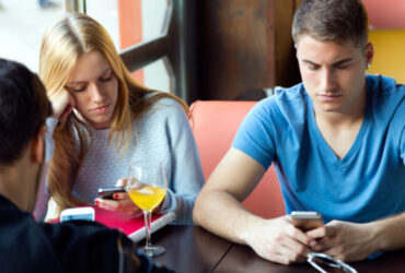 Adolescenti con lo smartphone
