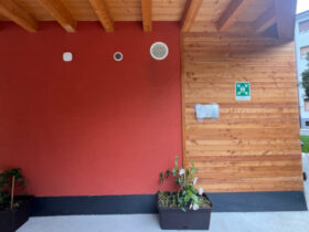 L'ingresso dell'asilo nido del quartiere Dora di Aosta con l'insegna coperta