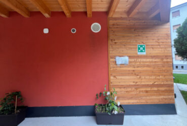 L'ingresso dell'asilo nido del quartiere Dora di Aosta con l'insegna coperta