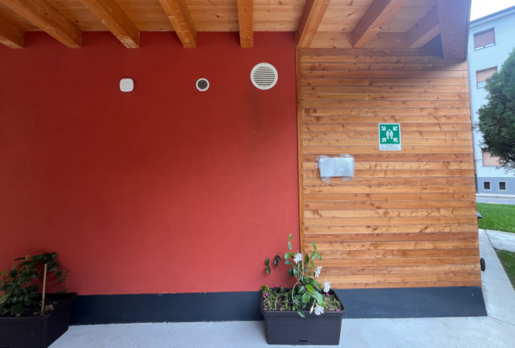 L'ingresso dell'asilo nido del quartiere Dora di Aosta con l'insegna coperta