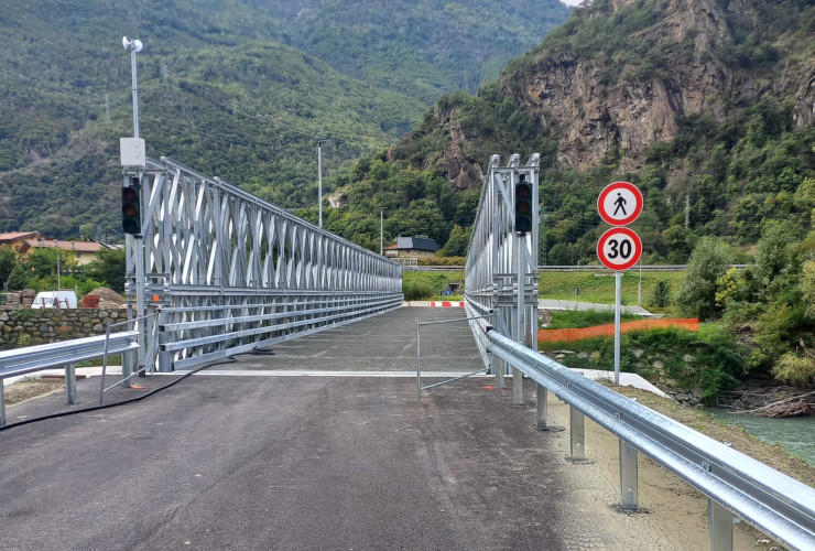 L'ingresso al ponte provvisorio tra Hône e Bard